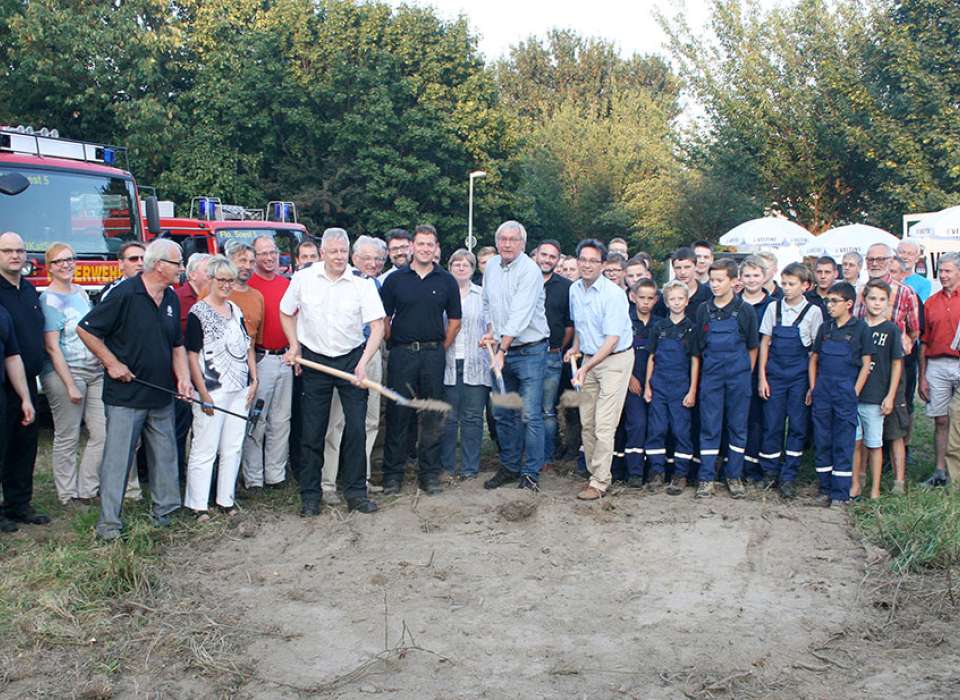 Erster Spatenstich Feuerwehrgerätehaus Ampen September 2016